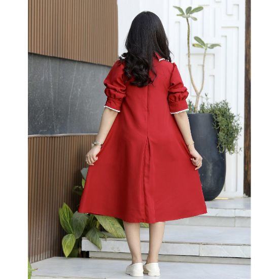 صورة فستان بناتي أحمر بياقة لؤلؤ وفيونكة | قصة كلوش بكسرة أمامية (احمر, عودي, ليموني) - 1170